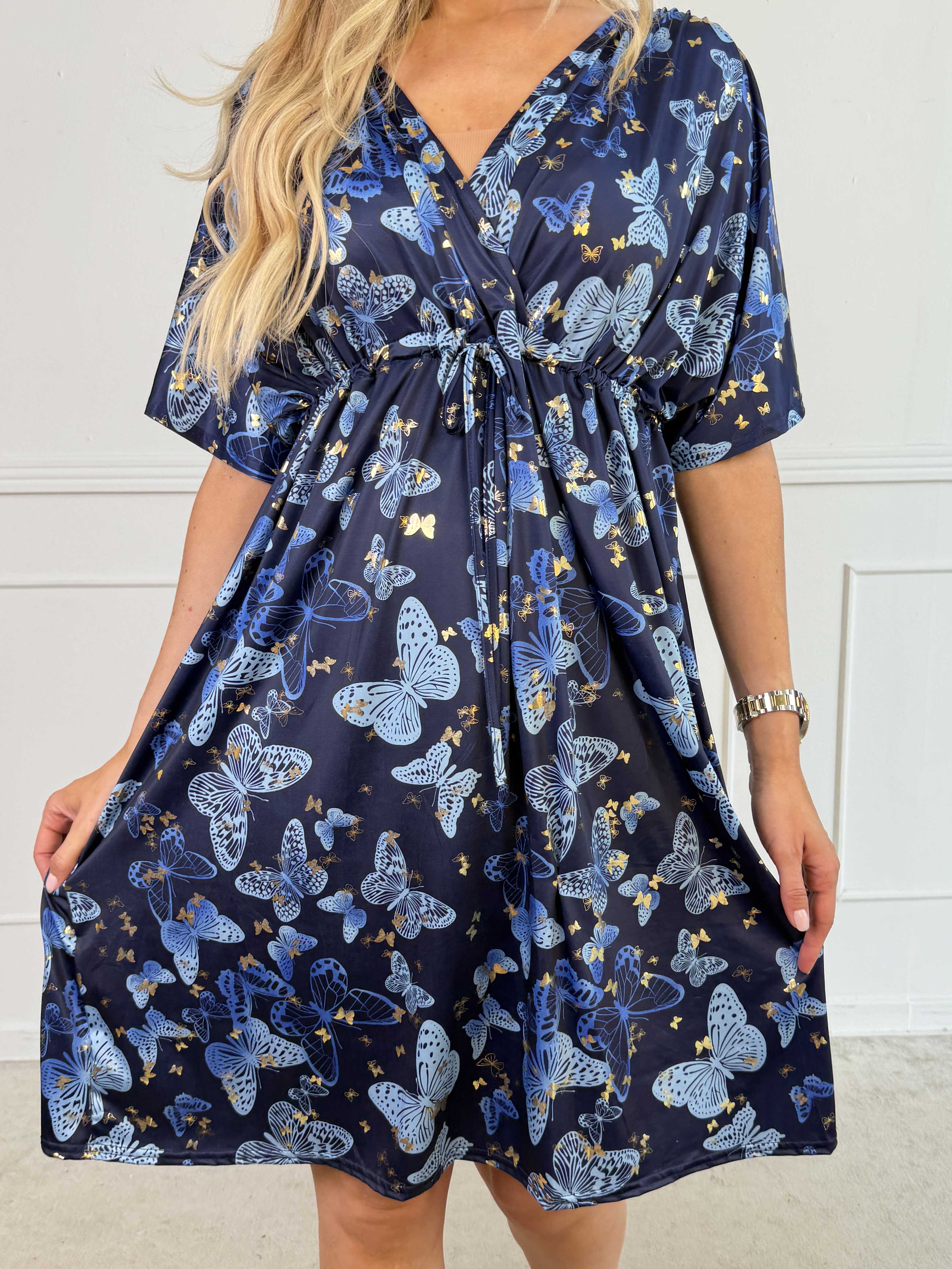 Nicolina Butterfly Short - Plus size kjole med sommerfugleprint og snøre under brystet